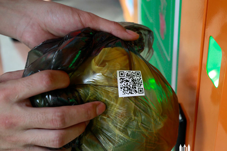 扫描垃圾袋上的二维码，翻开箱门，投放垃圾